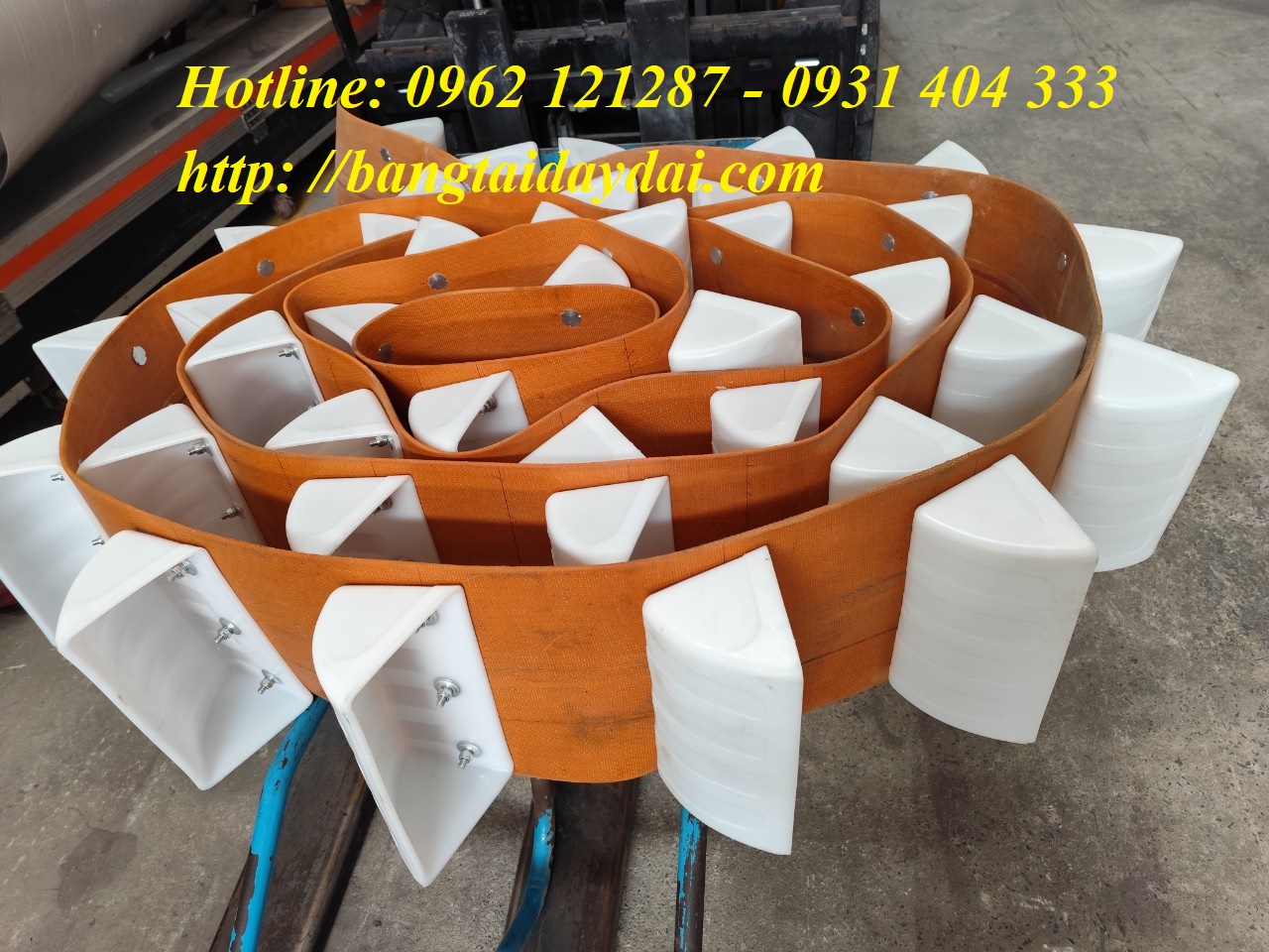 Băng tải mắc gầu
